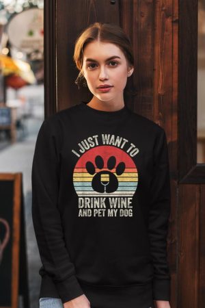 Vintage Retro I Just Want To Drink Wine And Pet My Dog Funny Sweatshirt