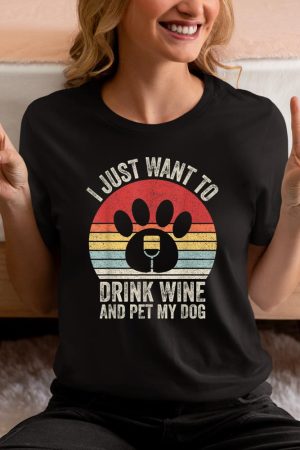 Vintage Retro I Just Want To Drink Wine And Pet My Dog Funny T-Shirt