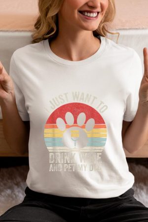 Vintage Retro I Just Want To Drink Wine And Pet My Dog Funny T-Shirt