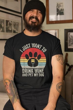 Vintage Retro I Just Want To Drink Wine And Pet My Dog Funny T-Shirt