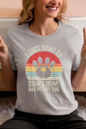 Vintage Retro I Just Want To Drink Wine And Pet My Dog Funny T-Shirt