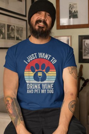 Vintage Retro I Just Want To Drink Wine And Pet My Dog Funny T-Shirt