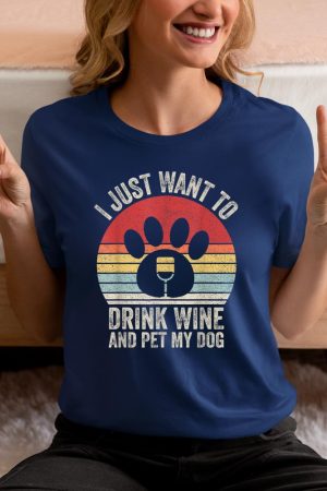 Vintage Retro I Just Want To Drink Wine And Pet My Dog Funny T-Shirt