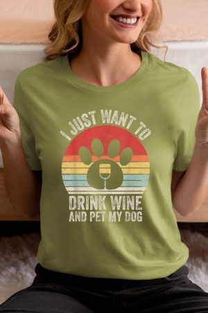 Vintage Retro I Just Want To Drink Wine And Pet My Dog Funny T-Shirt