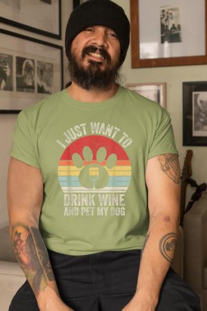 Vintage Retro I Just Want To Drink Wine And Pet My Dog Funny T-Shirt