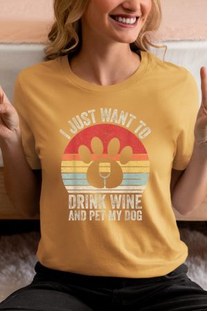 Vintage Retro I Just Want To Drink Wine And Pet My Dog Funny T-Shirt