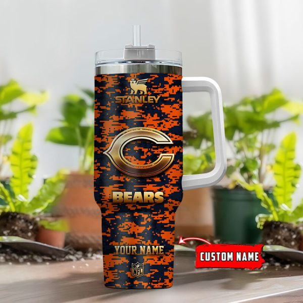 Chicago Bears NFL Camouflage Golden Logo Custom Stanley Quencher 30oz-40oz Stainless Steel Tumbler Hot And Cold Tumbler - Image 2