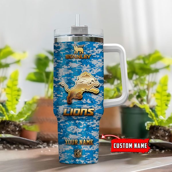 Detroit Lions NFL Camouflage Golden Logo Custom Stanley Quencher 30oz-40oz Stainless Steel Tumbler Hot And Cold Tumbler - Image 2