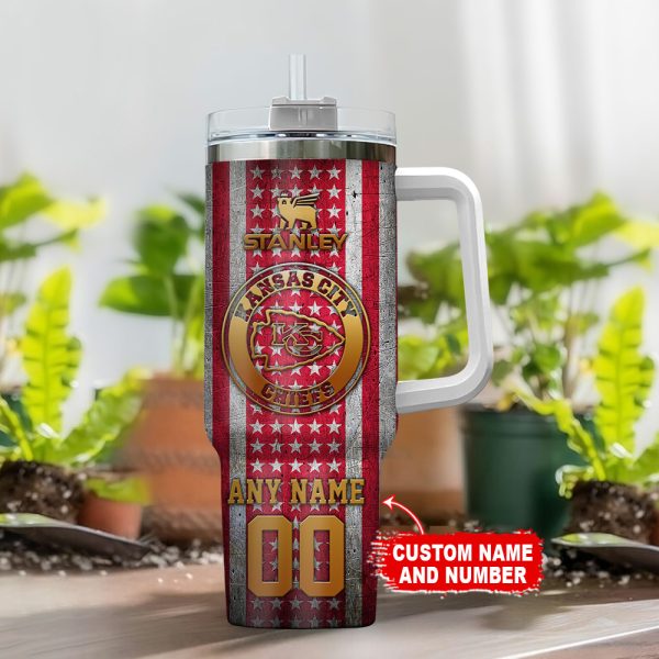 Kansas City Chiefs NFL Golden Logos US Flag Custom Stanley Quencher 30oz-40oz Stainless Steel Tumbler Hot And Cold Tumbler - Image 2