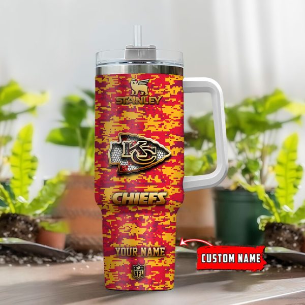 Kansas City Chiefs NFL Camouflage Golden Logo Custom Stanley Quencher 30oz-40oz Stainless Steel Tumbler Hot And Cold Tumbler - Image 2