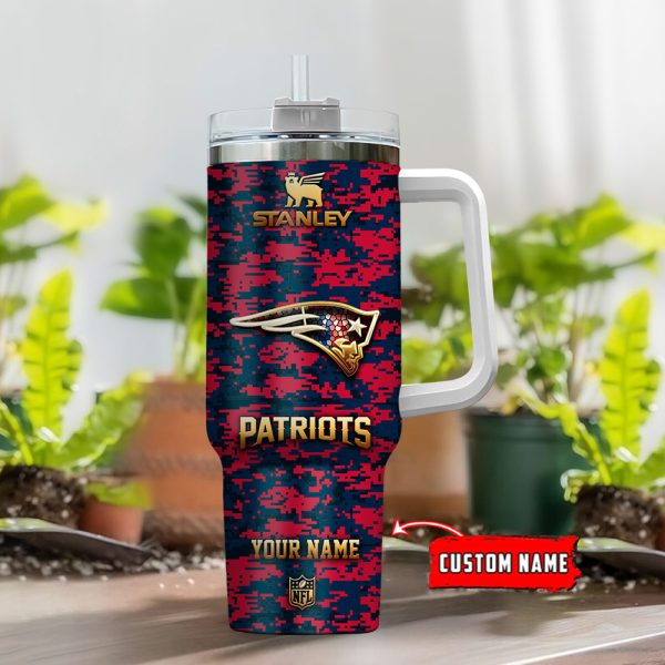 New England Patriots NFL Camouflage Golden Logo Custom Stanley Quencher 30oz-40oz Stainless Steel Tumbler Hot And Cold Tumbler - Image 2
