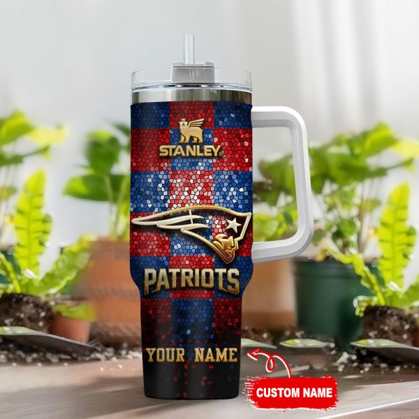 New England Patriots NFL Glitter Golden Logo Custom Stanley Quencher 30oz-40oz Stainless Steel Tumbler Hot And Cold Tumbler - Image 2