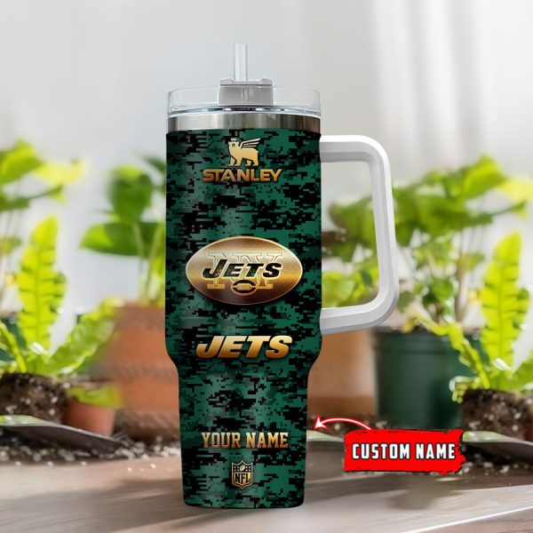 New York Jets NFL Camouflage Golden Logo Custom Stanley Quencher 30oz-40oz Stainless Steel Tumbler Hot And Cold Tumbler - Image 2
