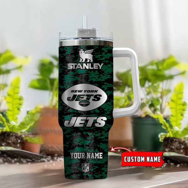 New York Jets NFL Camouflage Silver Logo Custom Stanley Quencher 30oz-40oz Stainless Steel Tumbler Hot And Cold Tumbler - Image 2
